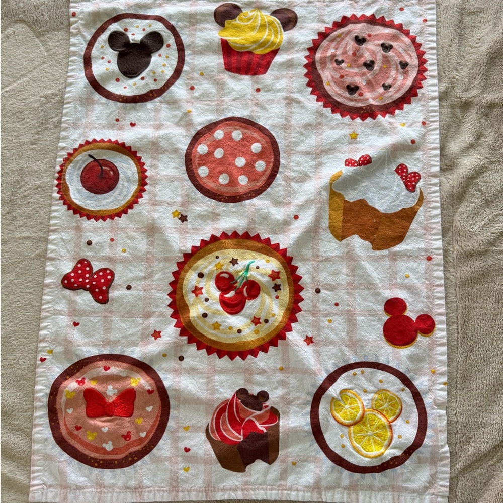 2022 Disney Parks Minnie Mickey Mouse Cupcake Desserts Baking Kitchen Dish Towel